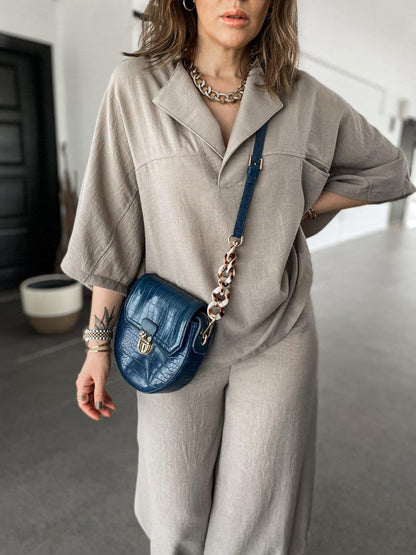 Damset – V-ringad topp med krage – Vida hellånga byxor – Avslappnad passform