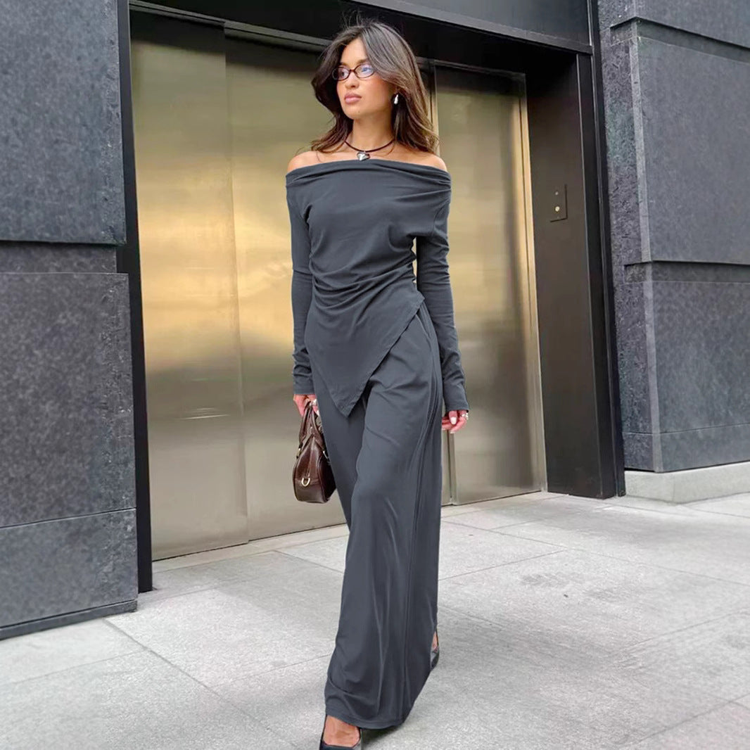 Damset i stickat tyg – Off-shoulder topp med asymmetrisk fåll – Vida byxor