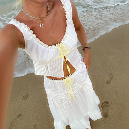 Damset – Figurnära linne med spets och knyt – Högmidjad utsvängd midikjol