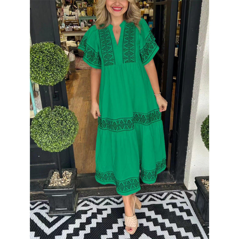 Damklänning midi – Lös passform – V-ringning – Tryckt mönster – Plisserad fåll