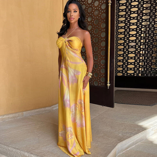 Damklänning maxilängd – Halterneck – Bandeaupassform – Mjuk satinkänsla – Mönstrad