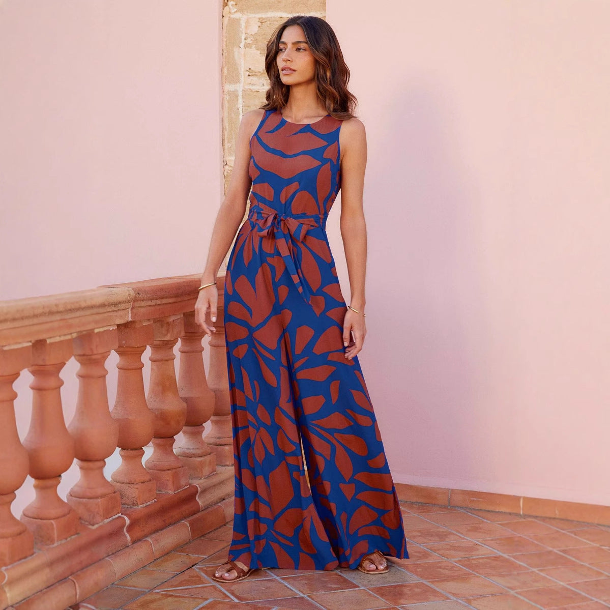 Dam jumpsuit – Ärmös – Bred benslut – Midjeband – Abstrakt mönster – Hellång