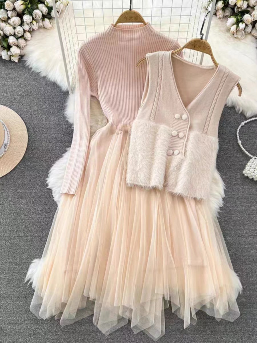 Damklänning i två delar – Figurnära stickad topp – A-linjeformad meshkjol – Västdetalj