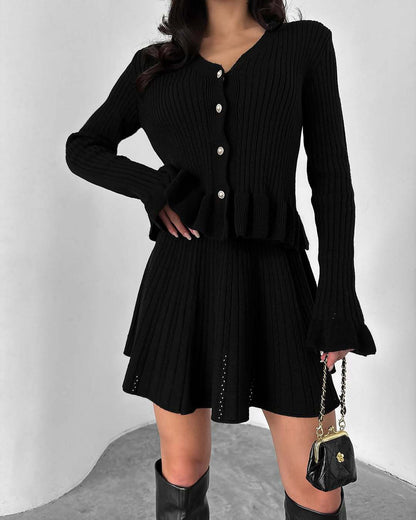 Damset i stickat – V-ringad topp med knappar – Utsvängd minikjol – Mjuk ribbad struktur