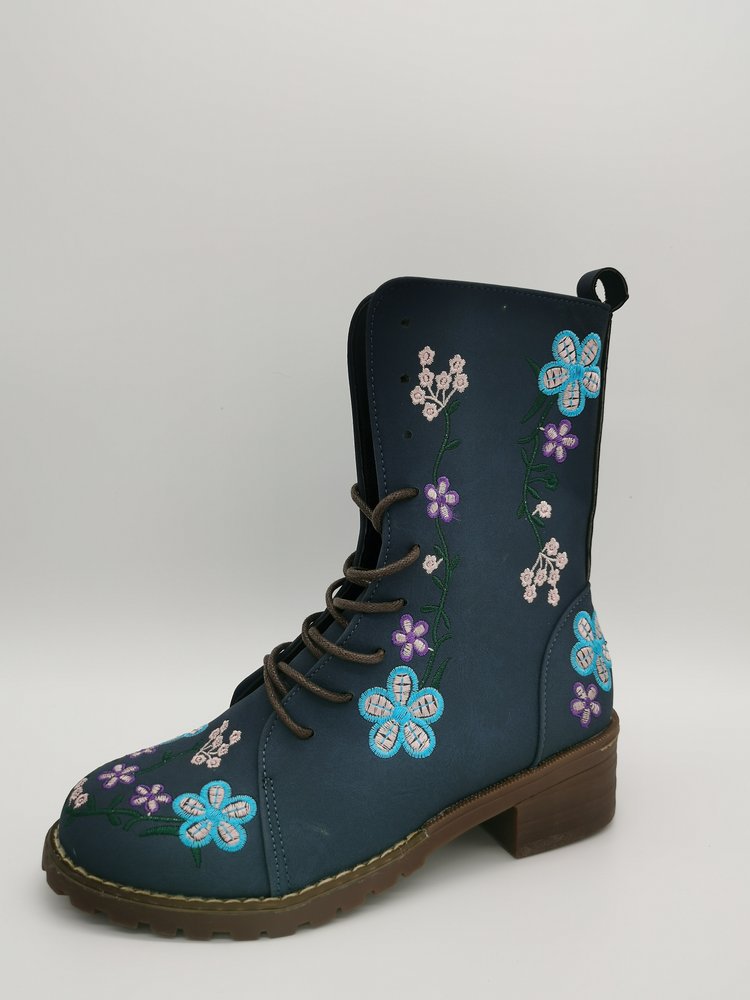 Damstövlar i mellanhöjd – Blommig brodyr – Blockklack – Snörning med dragkedja