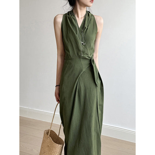 Damklänning – Slim Fit – Halterneck – V-ringning – Midjeband – Hellång och luftig