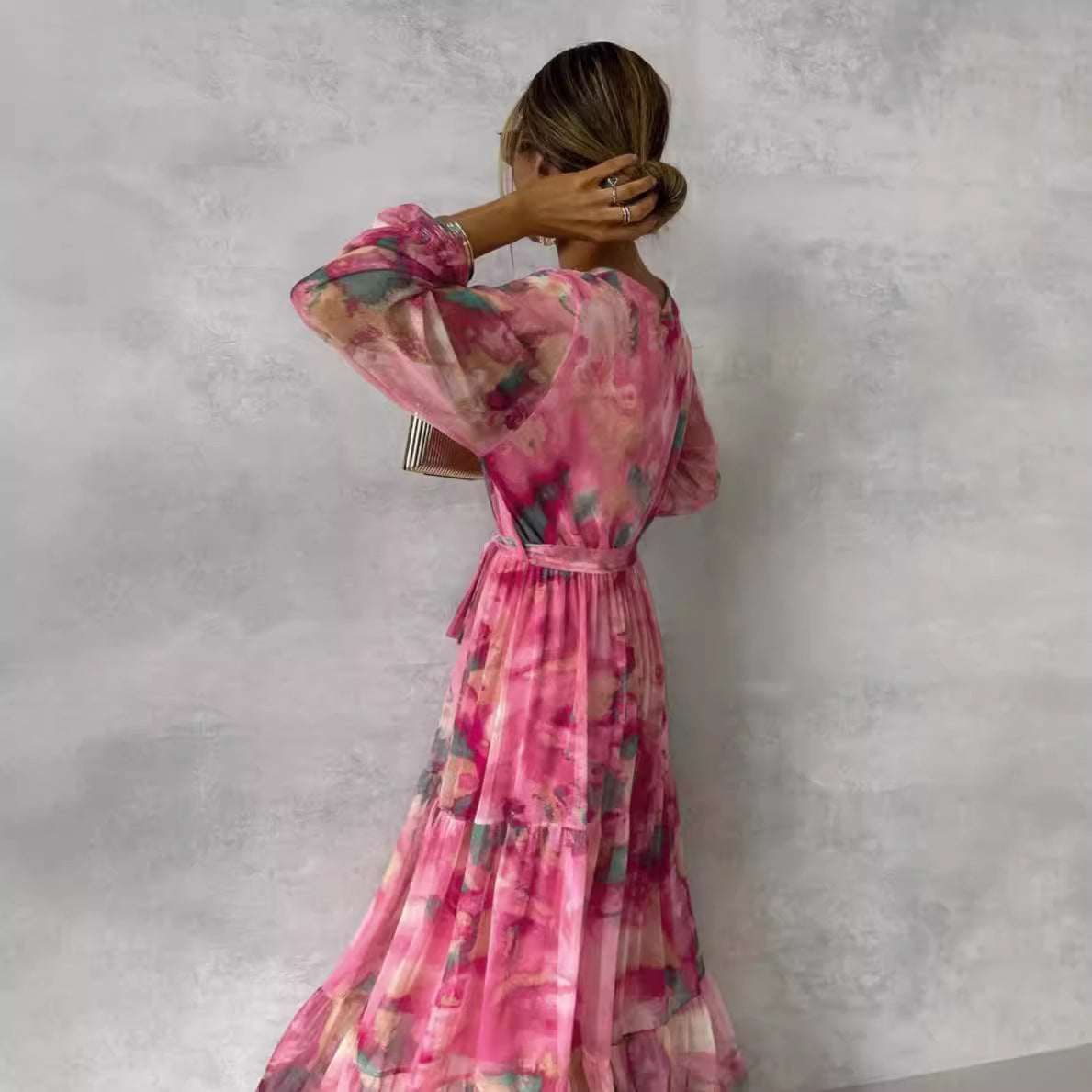 Damklänning – Maxilängd – V-ringning – Bälte i midjan – Lång ärm – Volangkjol