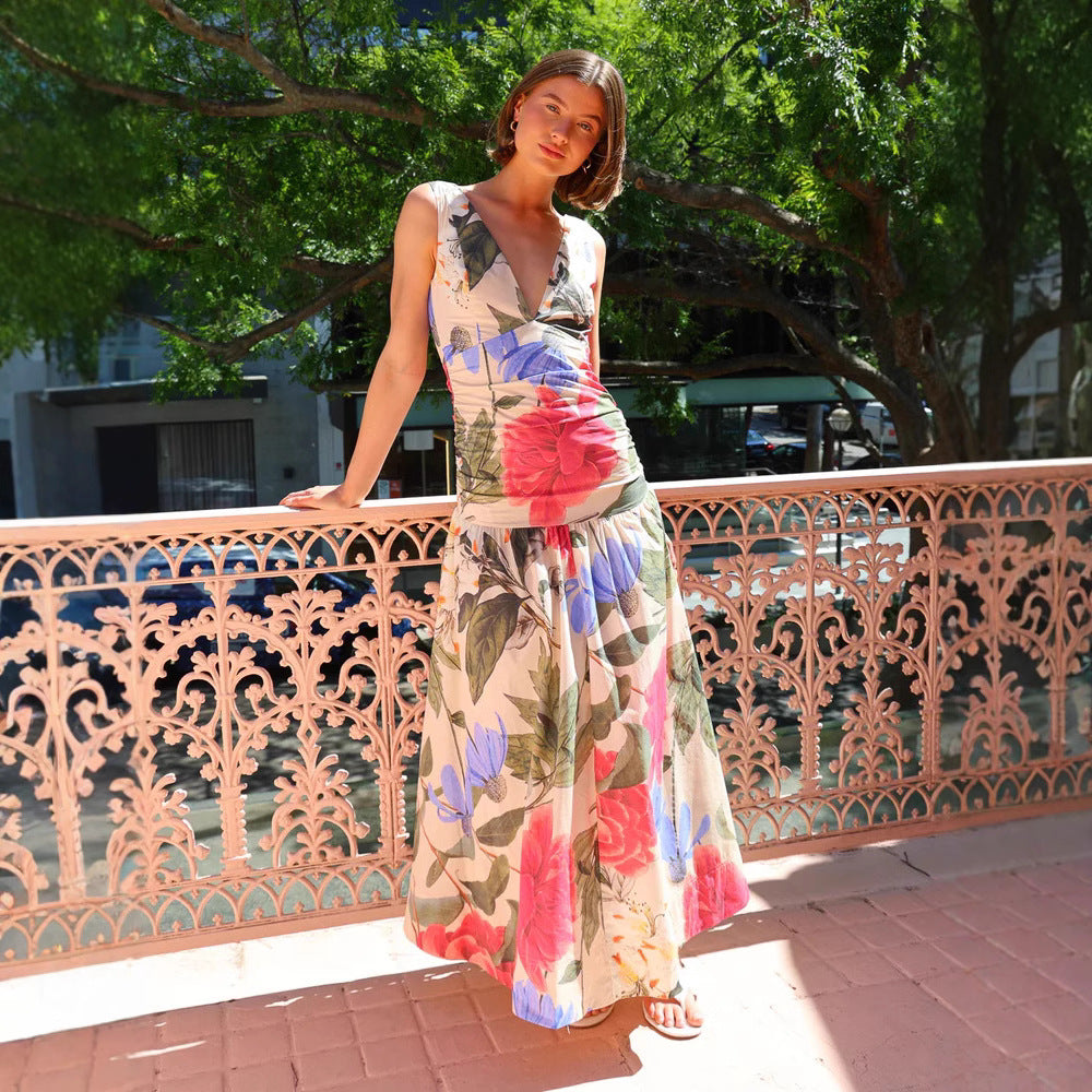 Damklänning maxi – Smal passform – Djup V-ringning – Ärmlös med smala axelband – Blommigt mönster