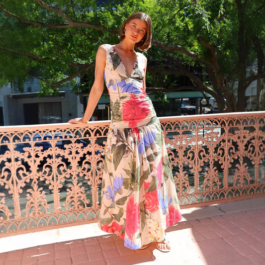 Damklänning maxi – Smal passform – Djup V-ringning – Ärmlös med smala axelband – Blommigt mönster