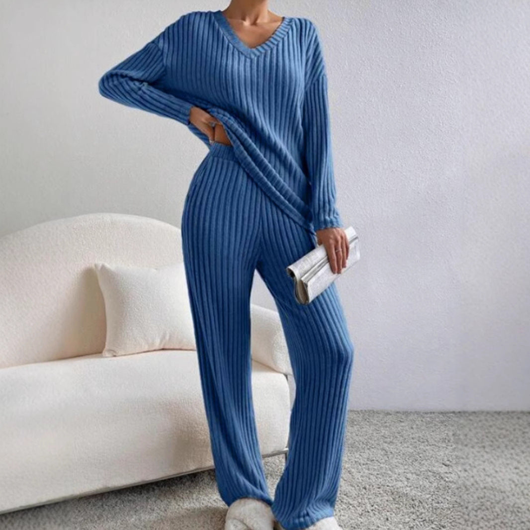 Damset i stickat – Ribbad V-ringad topp – Avslappnad passform – Raka byxor