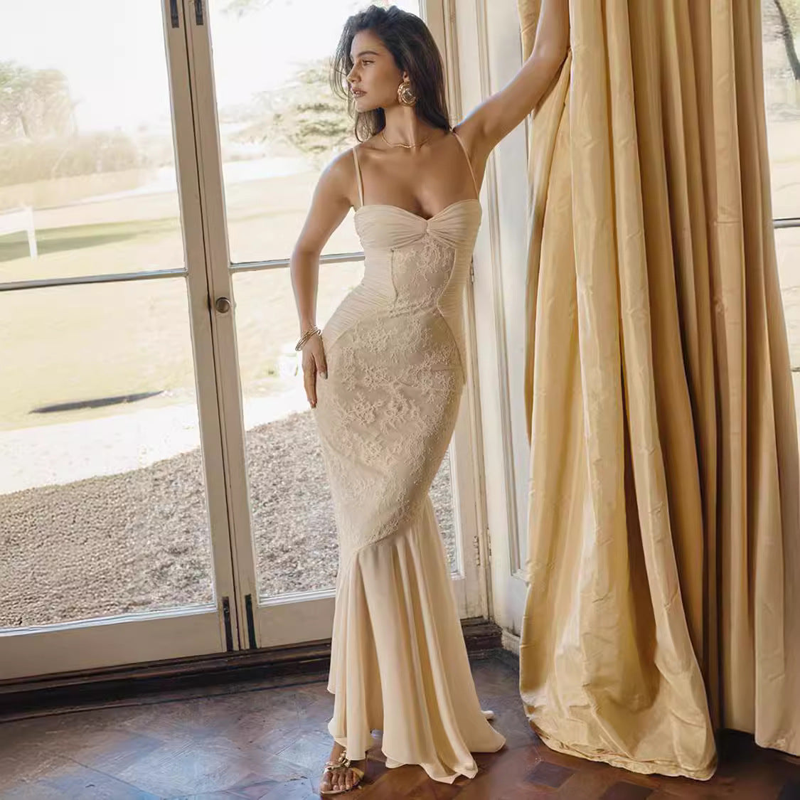 Damklänning för fest – Slim fit – Broderat mesh – Spagettiband – Öppen rygg