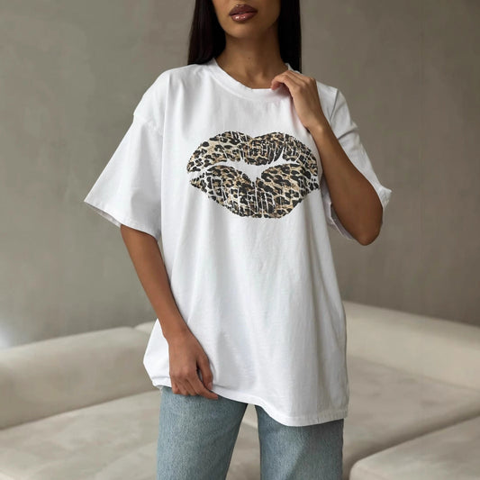 Dam T-shirt – Lös Passform – Bomullsblandning – Leopardmönstrat Läpptryck – Kortärmad