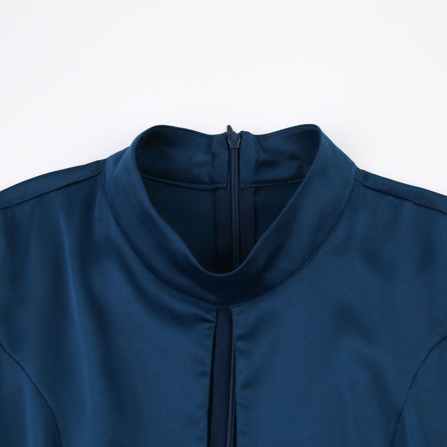 Damklänning – Lång Satinklänning – Hög Hals – Puffärm – Elegant Figursydd Passform