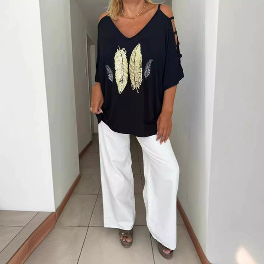 Dam T-shirt – Oversized Passform – Statementtryck – Axelurgröpta Detaljer – V-ringning – Andningsbart Material