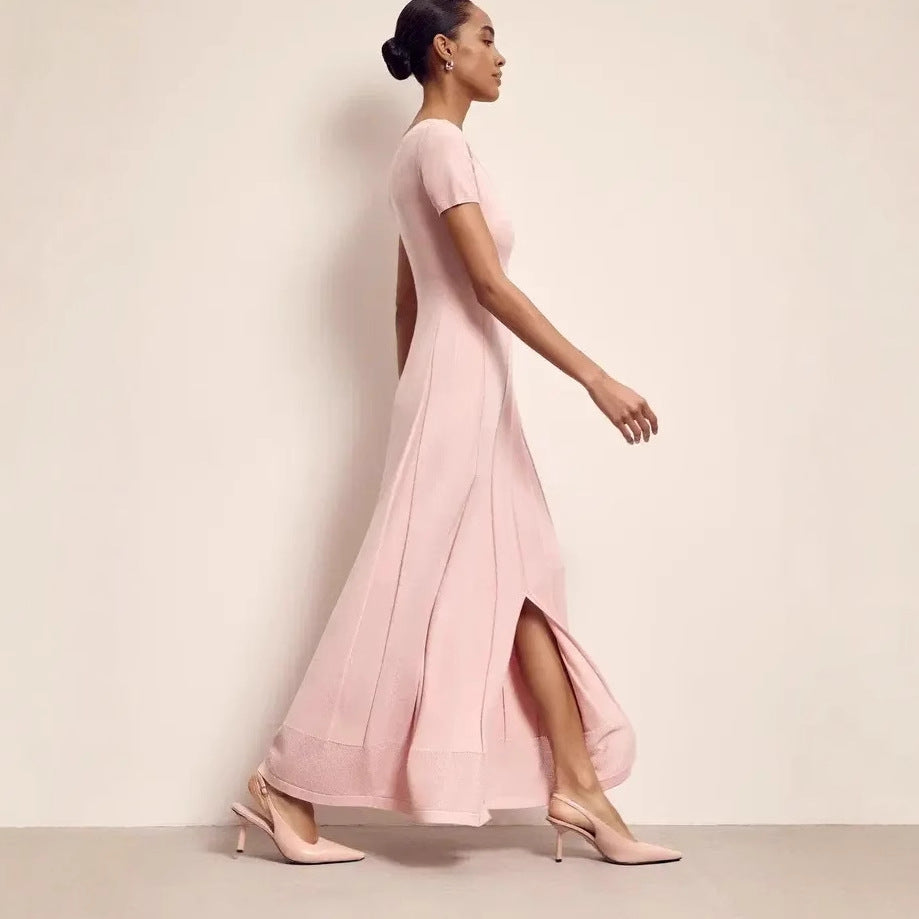 Damklänning maxi – Slim fit – V-ringning – Korta ärmar – Plisserad med slits