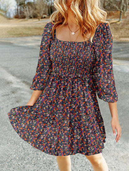 Damklänning A-linje – Smockad Livdel – U-ringning – Puffärm – Lätt och Andningsbar