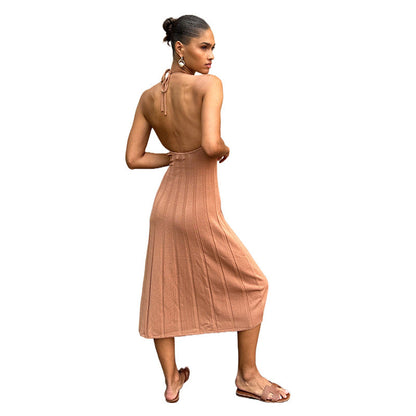 Damklänning midi – Smal passform – Halterneck – Ribbad stickning – Plisserad kjol