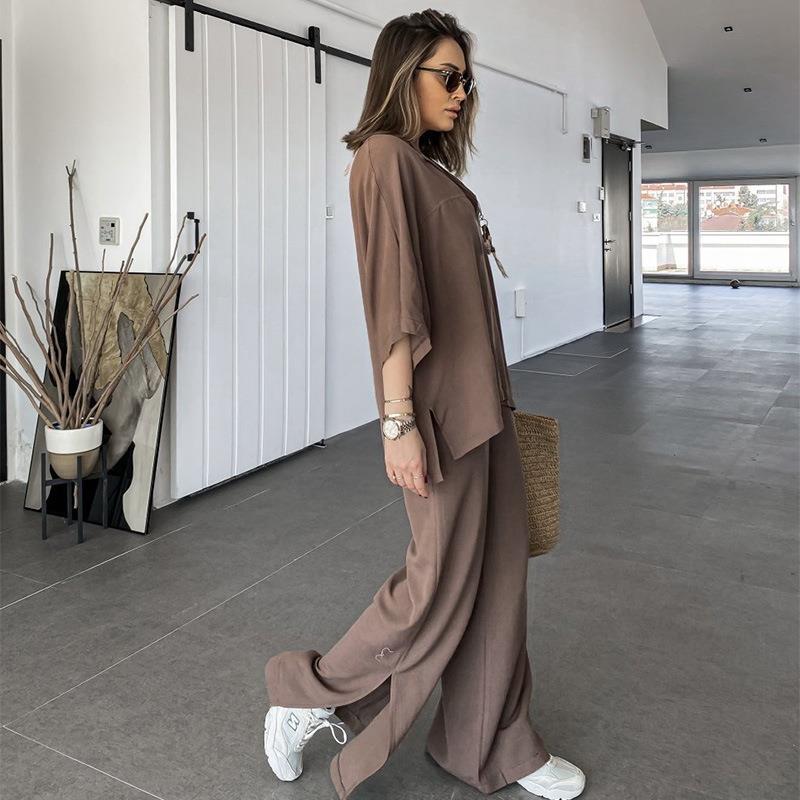 Damset – V-ringad topp med krage – Vida hellånga byxor – Avslappnad passform