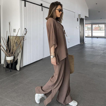 Damset – V-ringad topp med krage – Vida hellånga byxor – Avslappnad passform