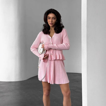 Damset i stickat – V-ringad topp med knappar – Utsvängd minikjol – Mjuk ribbad struktur