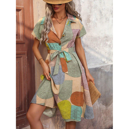 Damklänning skjortmodell – Avslappnad passform – Bälte i midjan – Knälång – Mönstrad