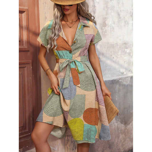 Damklänning skjortmodell – Avslappnad passform – Bälte i midjan – Knälång – Mönstrad