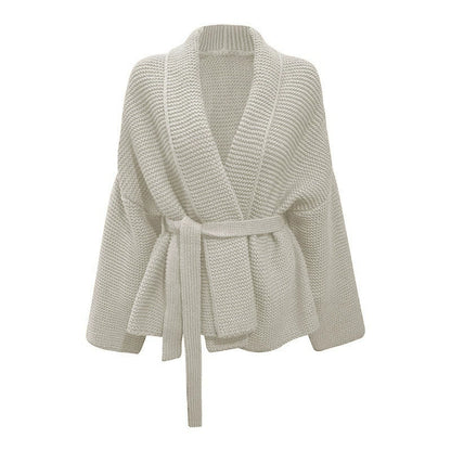 Damkofta – Chunkystickad – Oversizepassform – V-ringning – Midilängd med knytband