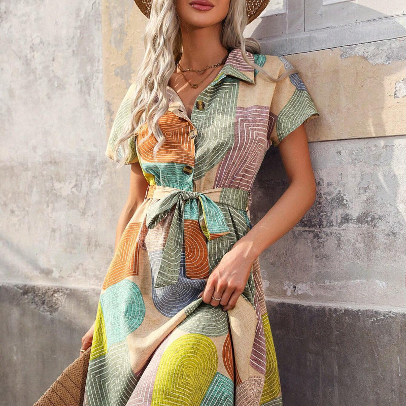 Damklänning skjortmodell – Avslappnad passform – Bälte i midjan – Knälång – Mönstrad