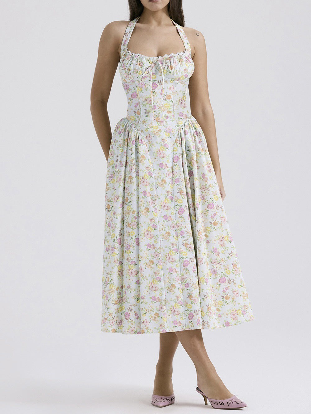 Damklänning – Slim Fit – Halterneck – Rygglös – Rynkad Liv – Midilång Vidd Kjol