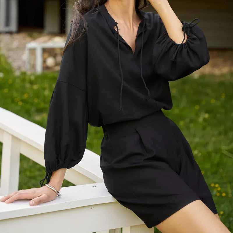 Damset – V-ringad topp med ballongärm – Shorts med volang – Avslappnad passform