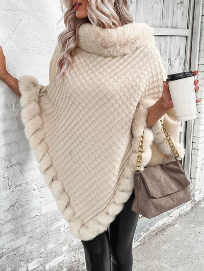 Dam Ponchosweater – Kabelstickad – Fuskpälsdetalj – Oversize – Turtleneck