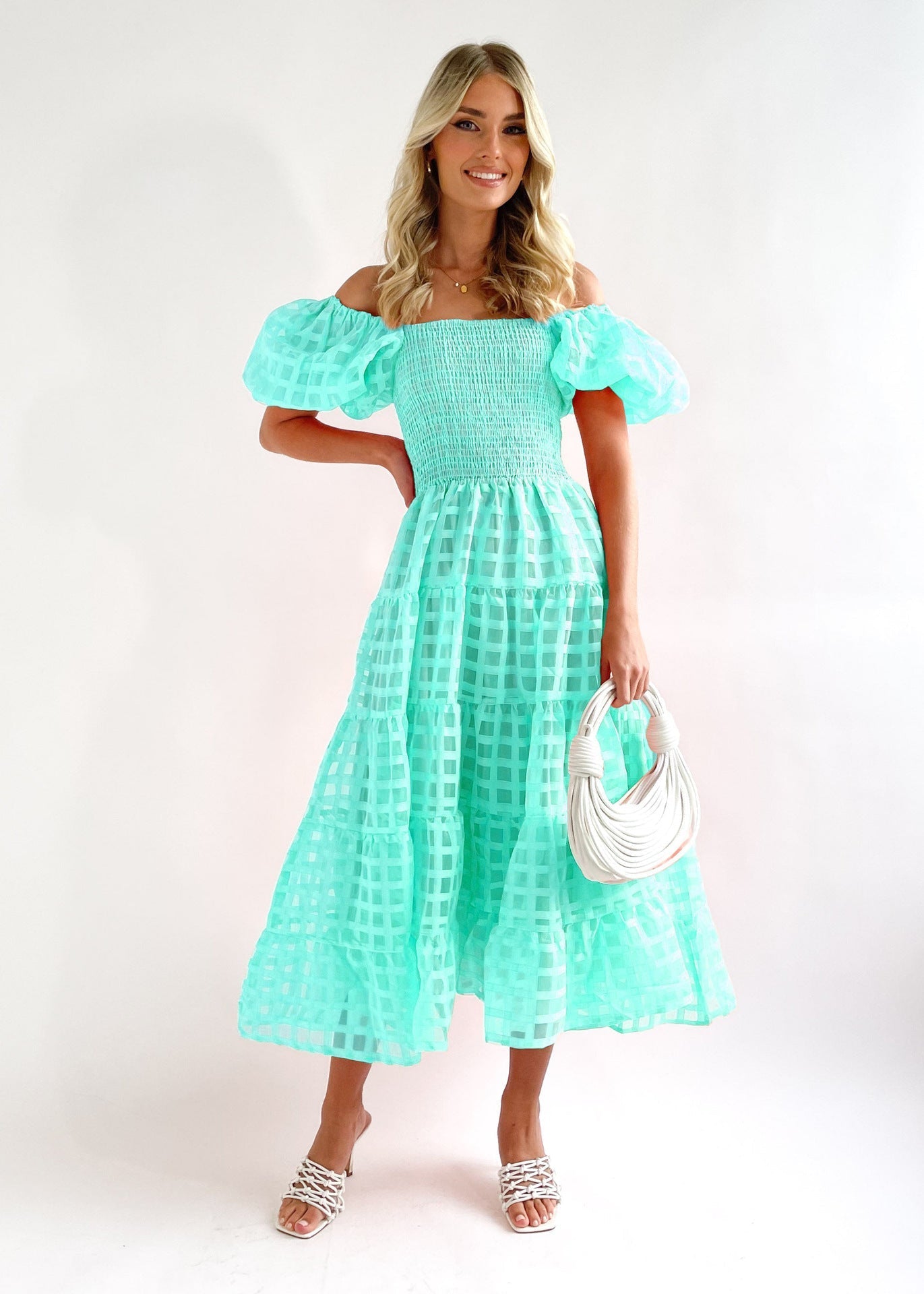 Dam Maxi Klänning – Off Shoulder – Puffärmar – Smockad Midja – Skiktad Kjol