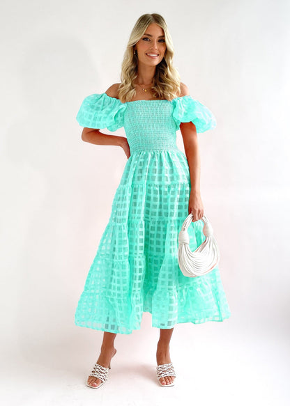 Dam Maxi Klänning – Off Shoulder – Puffärmar – Smockad Midja – Skiktad Kjol