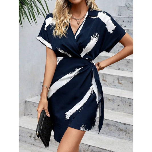 Damklänning – Omlottmodell – Slim Fit – Kort Ärm – Grafiskt Mönster – Minilängd