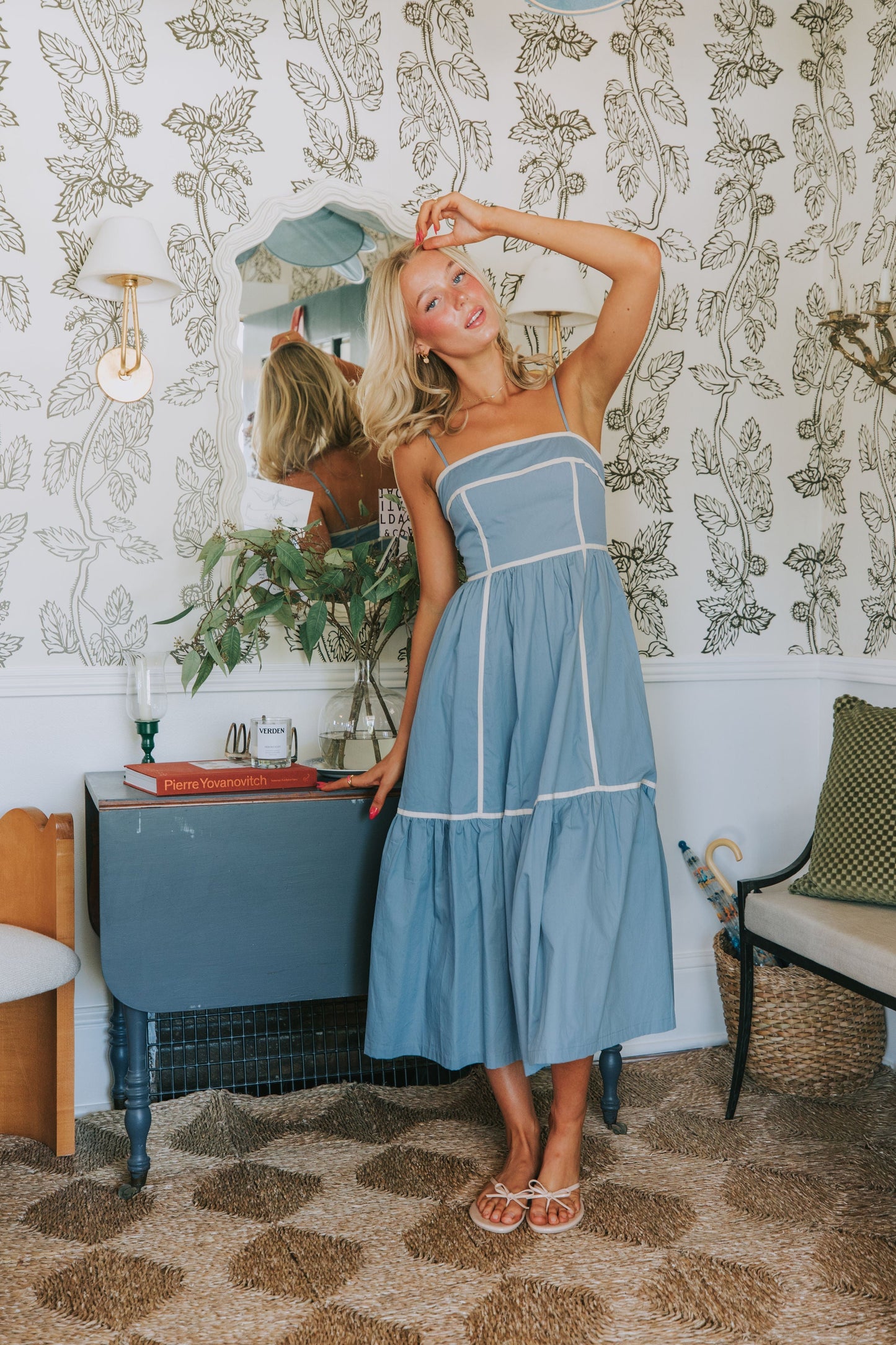 Damklänning – Ärmös med Spagettiband – Fyrkantig Ringning – Midilängd – Volangkjol