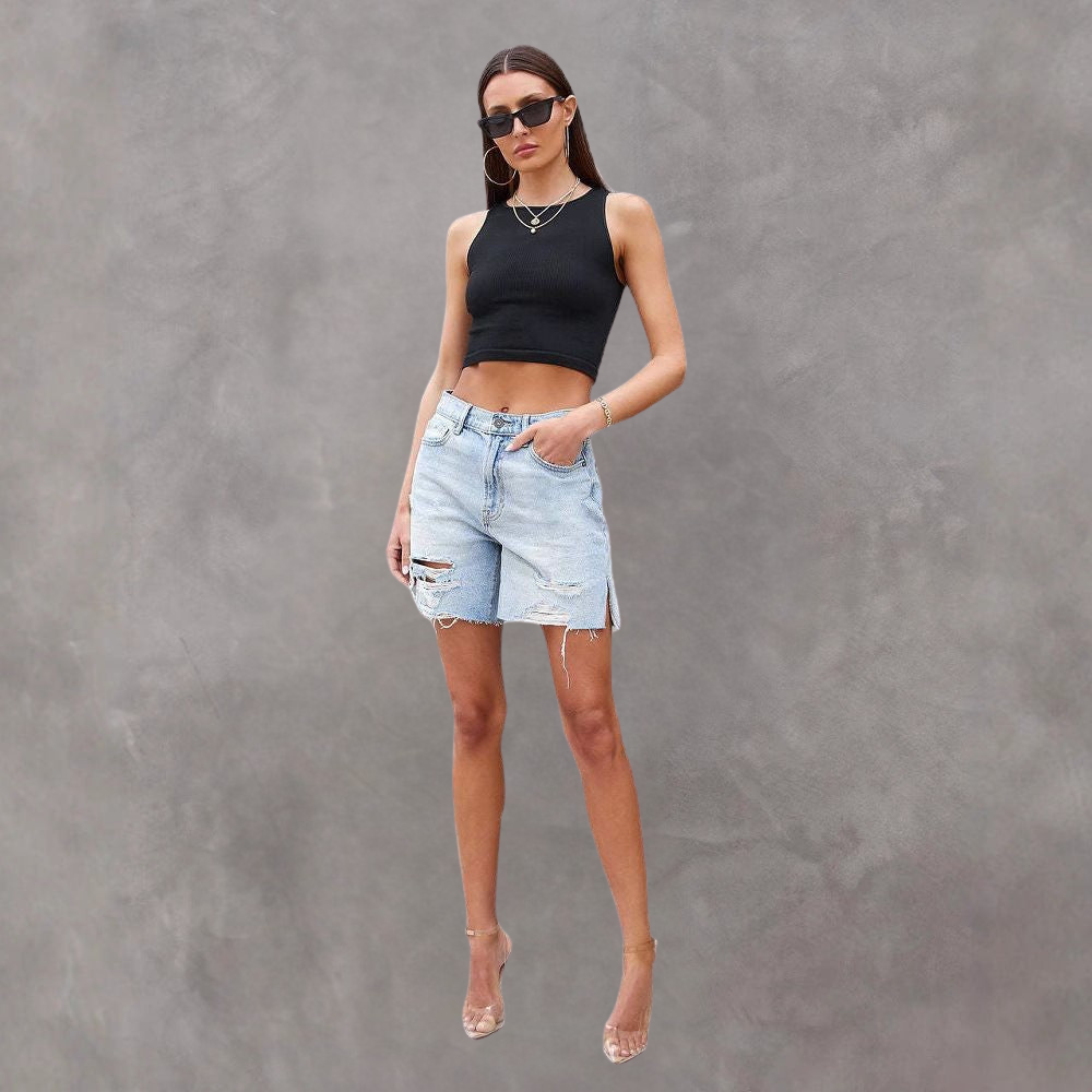 Dam Jeansshorts – Avslappnad Passform – Slitna Detaljer – Sidoslitsar – Knälängd