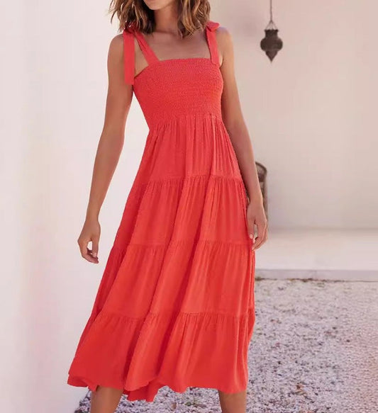 Damklänning i midilängd – Smockad överdel – Justerbara knytband – Svepande kjol