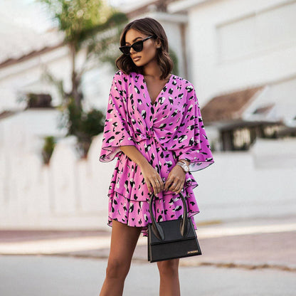 Damklänning – Omlott V-ringning – Avslappnad Passform – Volangkant – Luftigt Tyg