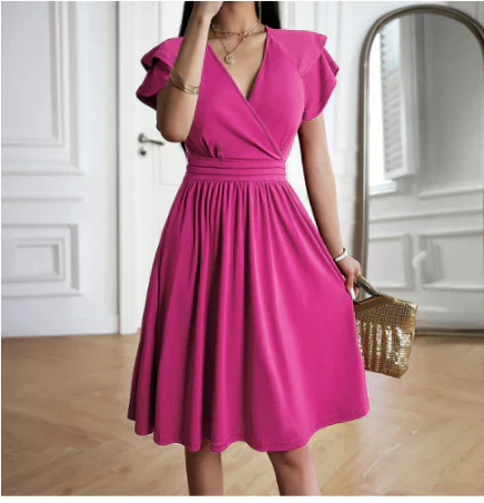 Damklänning midi – omlottliv – fladdrande ärmar – luftig A-linjeform