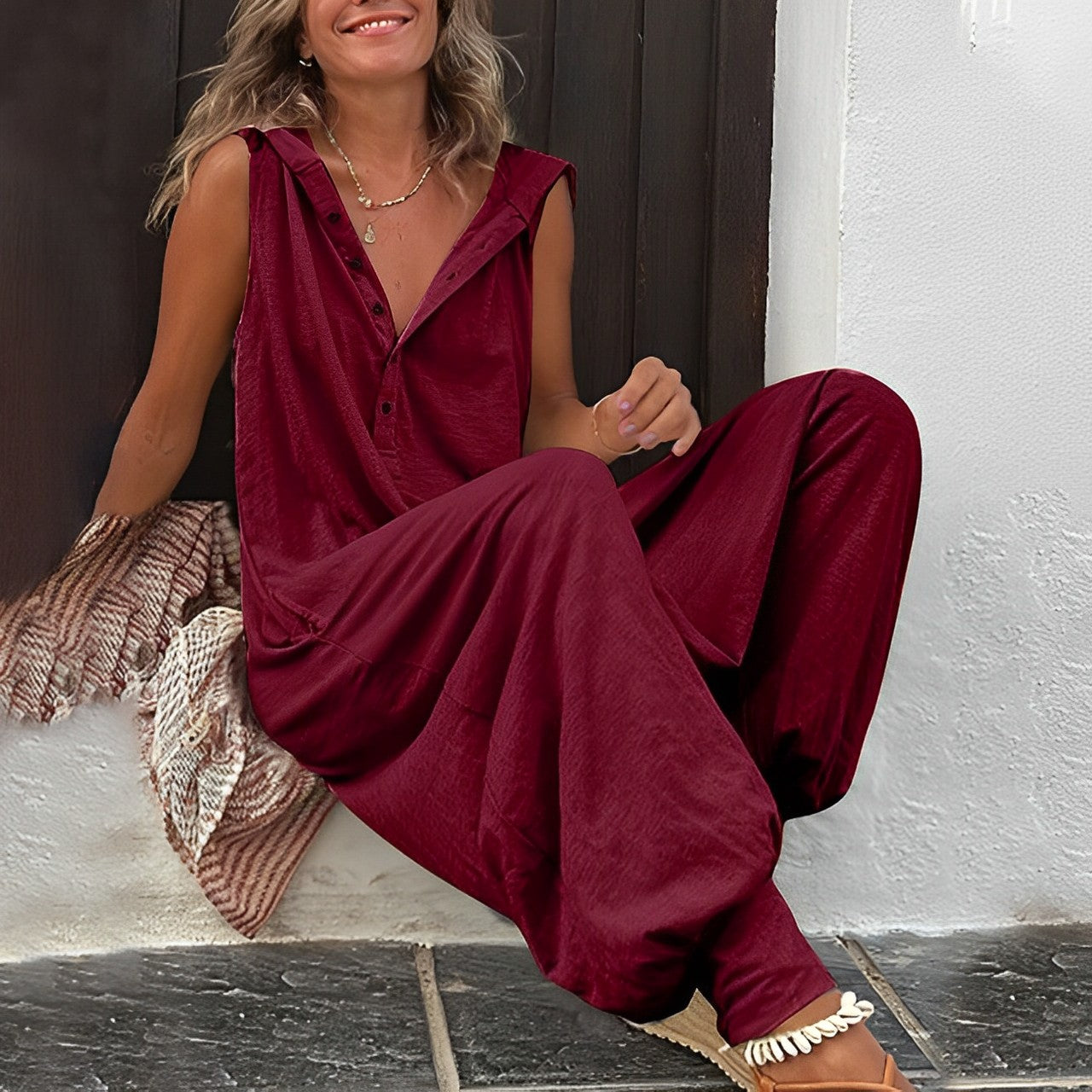 Dam jumpsuit – Avslappnad passform – Vida ben – Ärmlös – V-ringning – Naturmaterial