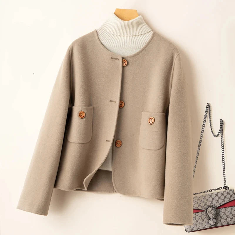 Damjacka – Ullblandning – Kort Modell – Avslappnad Struktur – Rund Hals – Dekorativa Knappar