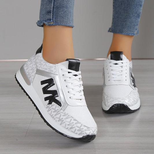 Dam Sneakers – Lågskaftad Passform – Andningsbart Material – Sportig Stil