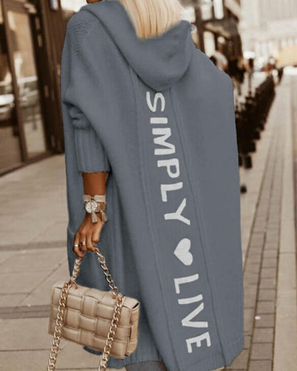 Damkappa – Lång Modell – Lös Passform – Med Huva – Mjuk Ull – Tryck på Ryggen