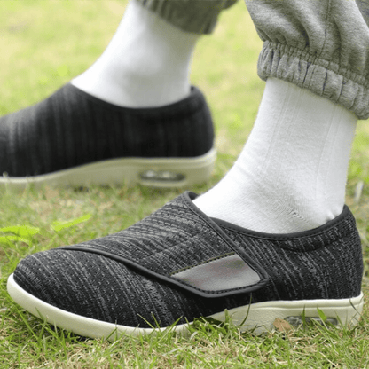 Herrskor – Bred passform – Mjuk stickning – Justerbar rem – Dämpad sula