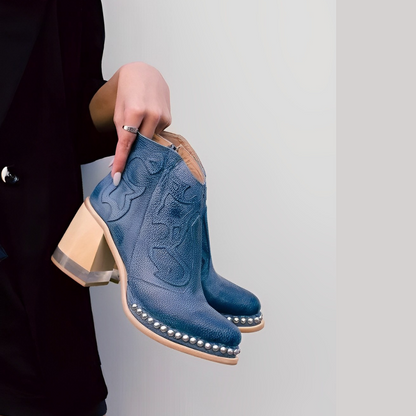 Damstövletter – Slät läder – Broderad design – Blockklack – Nitar – Smal passform