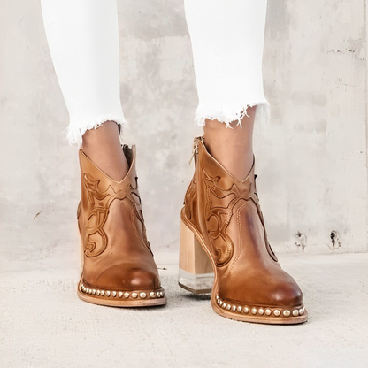 Damstövletter – Slät läder – Broderad design – Blockklack – Nitar – Smal passform