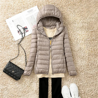 Damjacka – Slim Fit – Lätt Dunvadderad – Quiltad med Huva – Packbar Design