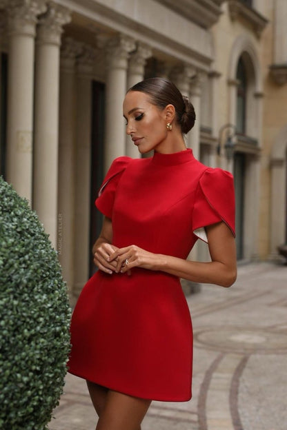 Damklänning – Figurnära Miniklänning – Puffärmar – Öppen Rygg med Rosett och Knappar