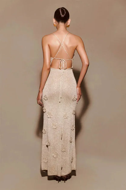 Damklänning – Figurnära Slipmodell – Stickat Tyg – 3D Blommor – Öppen Rygg med Knytband