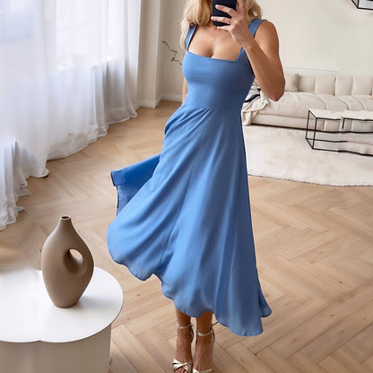 Damklänning midi – figurnära överdel – fyrkantig ringning – utsvängd siluett – lyxigt tyg